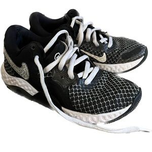 Nike Youth Basketball Shies youth size 6